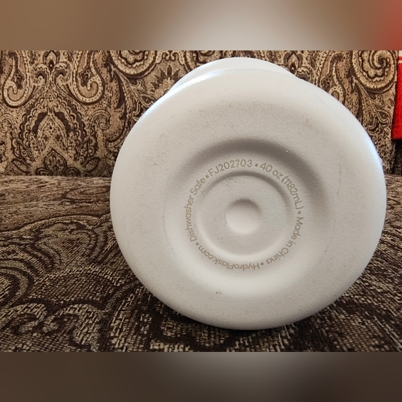 Hydro Flask 40 Oz Travel Tumbler with Handle, Lid, And Straw - Picture 4 of 4